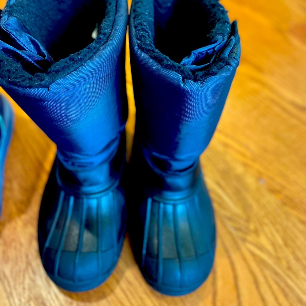 Almost new snow boots size 4